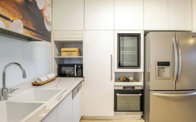 Gugel Waves Seaview 4BR Family Aparts