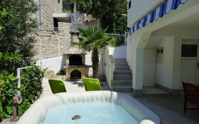 Awesome Home in Mimice With 3 Bedrooms, Jacuzzi and Wifi