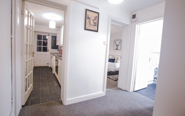 Short Stay Bristol - Oakfield Apartment