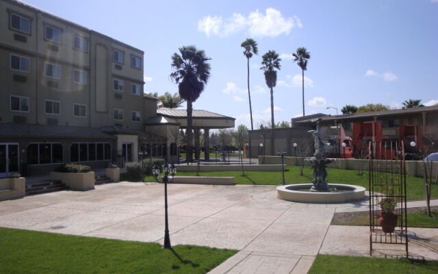 Ramada West Sacramento Hotel and Suites