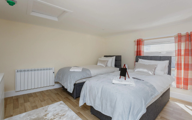 St Mary's Modern Central Huge Studio Apartments