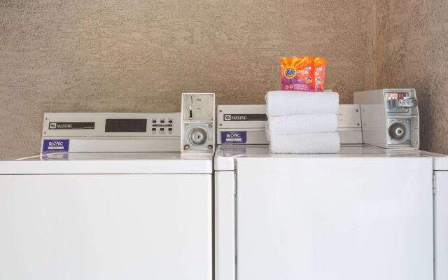 Days Inn by Wyndham Phoenix West