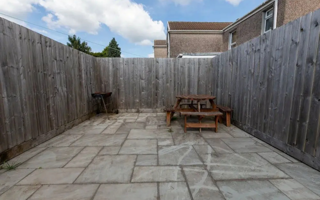 Bright 3-bed Swansea House + Parking