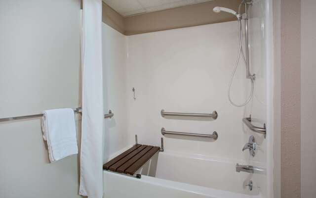 Super 8 by Wyndham Charles City