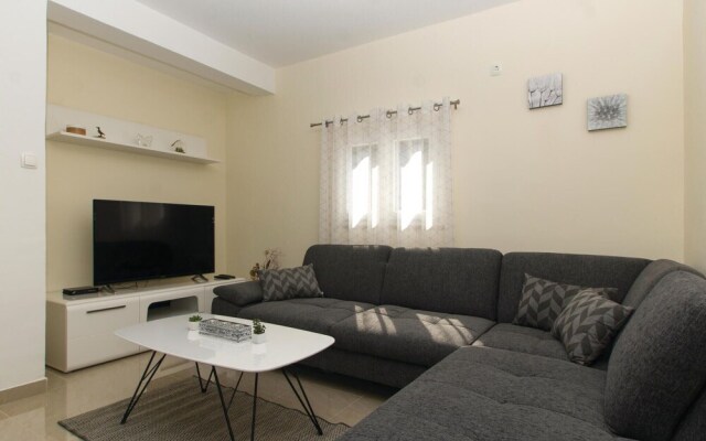 Awesome Home in Poplat With Wifi and 2 Bedrooms