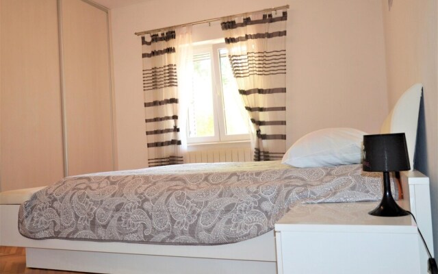 Coastal Apartment - Sleeps 6, Balcony & Parking