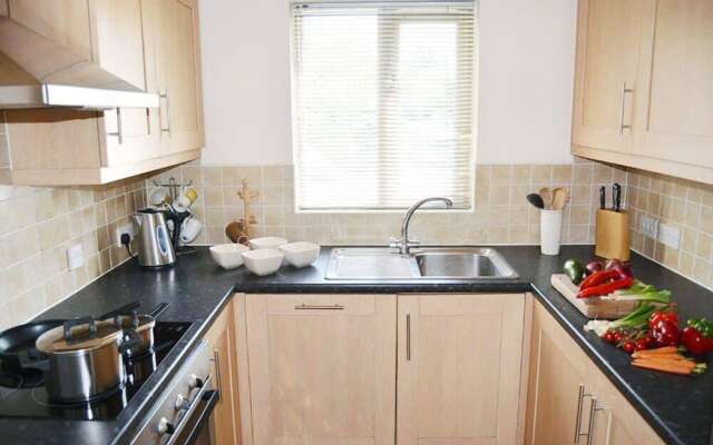 Stylish Pet-friendly Lakeside Retreat In The Cotswold Water Park