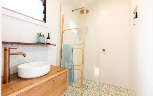 Garden Oasis-1 min from the beach & pet friendly!