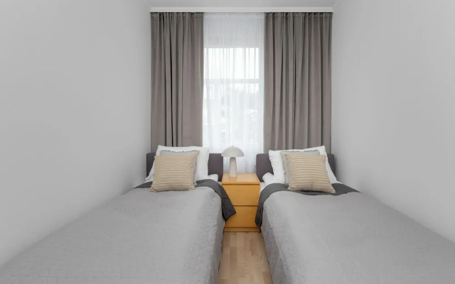 Spacious Apartment With Desk by Renters
