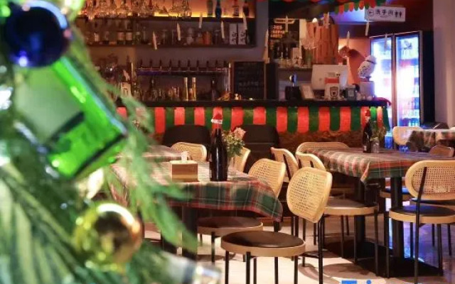 Shiyan Dufu Youth Hostel (Xi'an Bell and Drum City Wall)