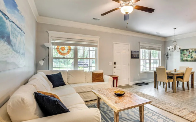 1 Mi to Riverfront: Darien Family Home