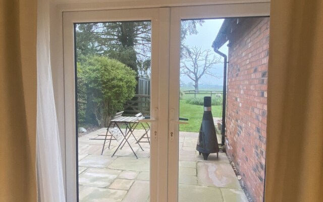 Private Entry Double Bedroom With Beautiful Views!