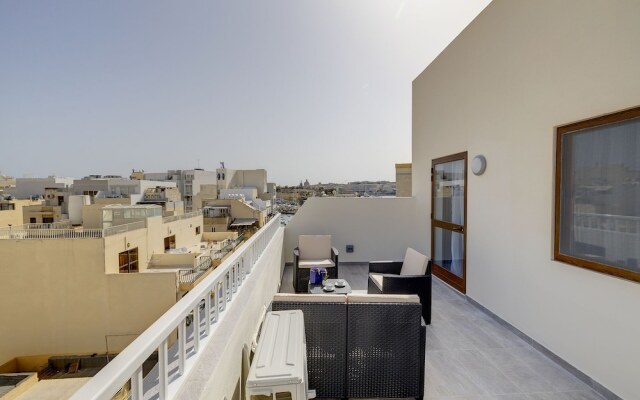 Chic 2BR Penthouse Steps From the Promenade