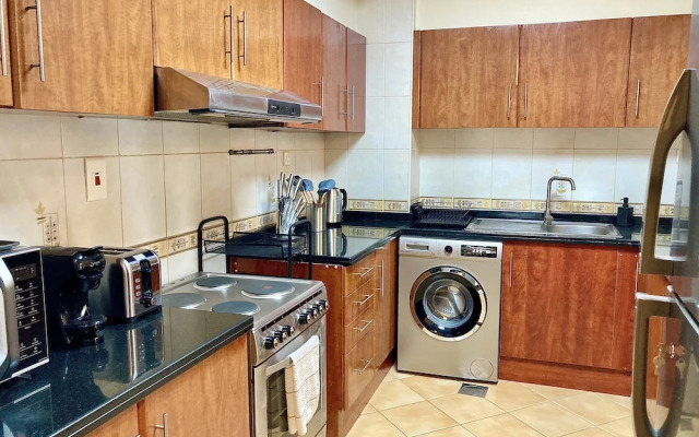 Whitesage - Lakefront Apartment Amidst Parks With Lake Access