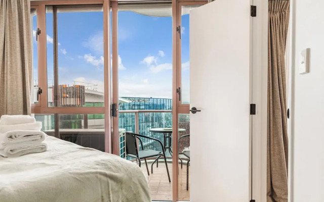 Stylish 2Br Apt With Balcony - Prime Cbd Location!