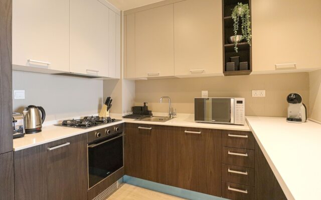 WelHome - Evergreen Apartment Amidst Vibrant JVC With Pool