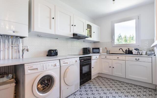 Design 3 bedrooms appartment, near Champs Elysees