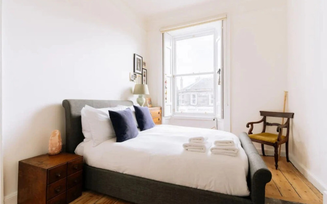Bright and Cosy 2 Bedroom Flat in Trendy Leith