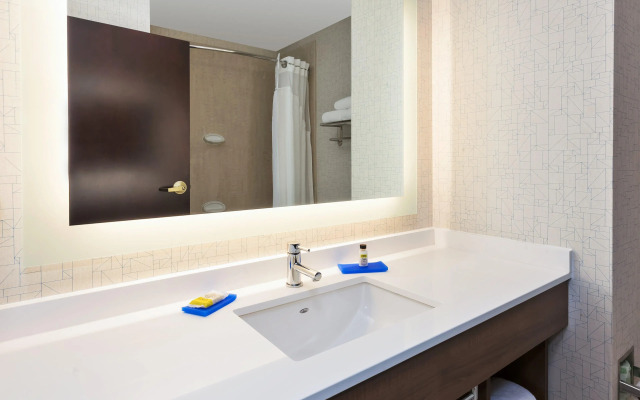 Holiday Inn Express & Suites Warminster - Horsham by IHG