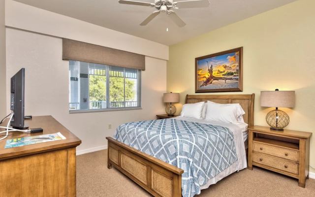 Genoa Vacation Rental: Stylish 2-BR Condo with Golf & Lake Views. Resort-Style Pool, Hot Tub, and Easy Access to Championship Golf. Minutes from Naples Beaches, 5th Avenue S, and Marco Island