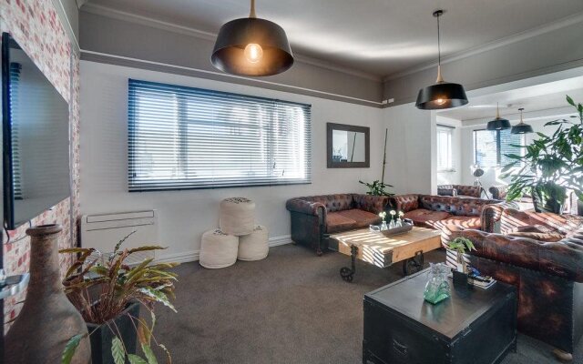 The Innbetween Lodge and Backpackers