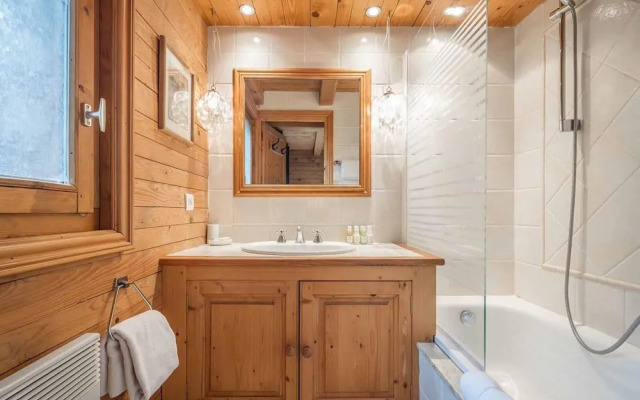 Large Chalet With Barrel Sauna and Whirlpool