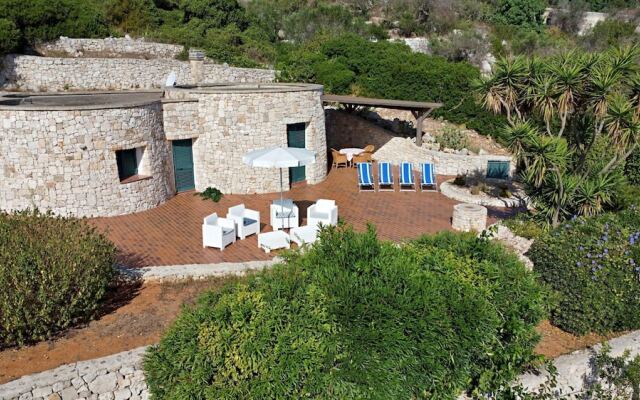 Villa Agapanto - Trullo Anthos con Vista Mare e Giardino Privato