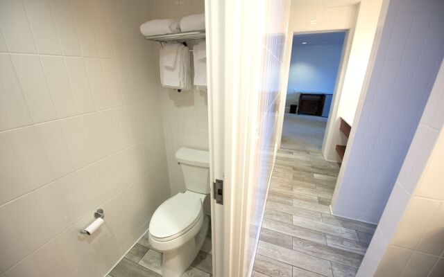 The Boathouse Waterfront Hotel & Marina