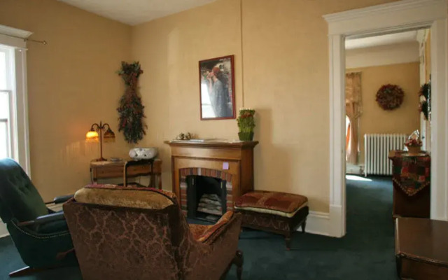 Hickory House Inn