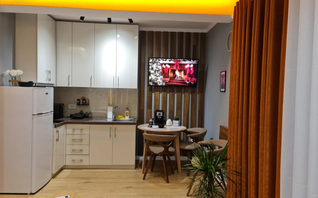 Sunny Apartment - Blloku Tirana, near Lake