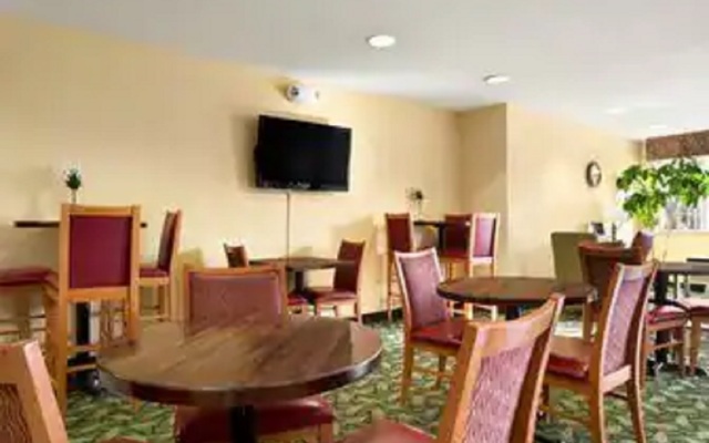 Days Inn & Suites by Wyndham Lafayette IN