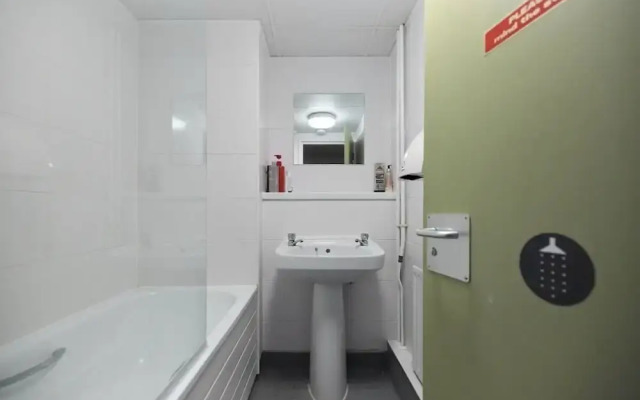 Classic Room 07 - Louise House Summer Youth Accommodation