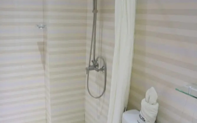 Candice Lucy Hotel