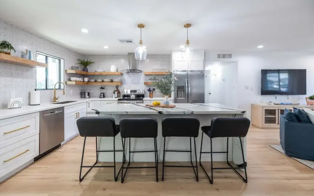 Tempe Wesleyan 4 Bedroom Home by RedAwning