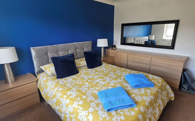 Cosy Home in Leicester