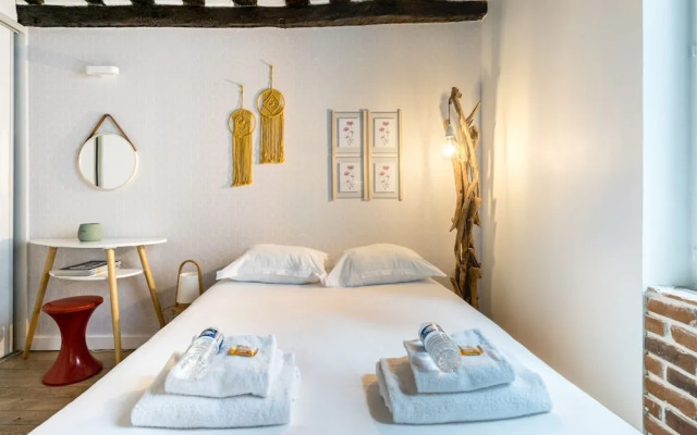 Chic Apartment With Patio - 2br/6p - Le Marais