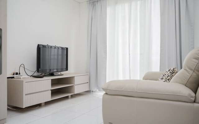 Modern Look And Comfy 2Br At Casa De Parco Apartment