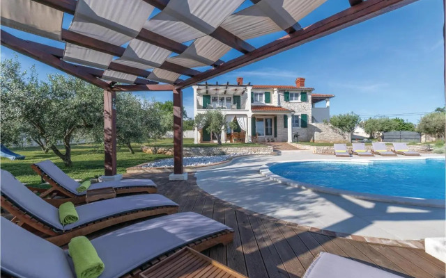Four-Bedroom Holiday home with Sea View in Krnica