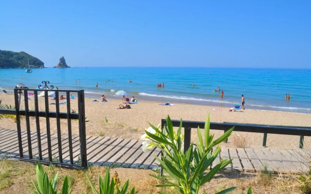 Beachfront Holiday Houses Yannis on Agios Gordios Beach