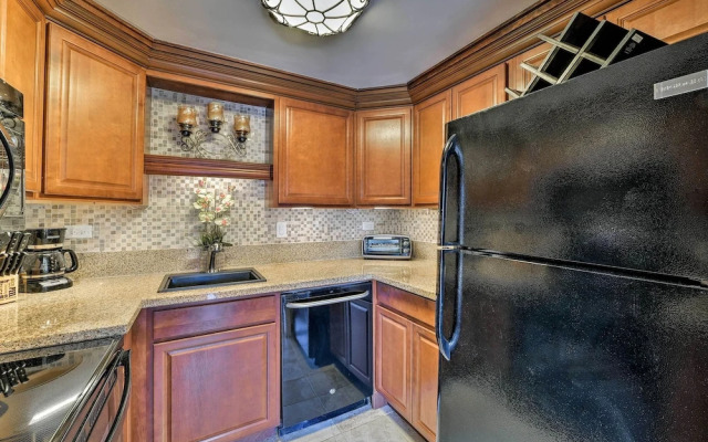 Downtown Air Conditioned Condo: Walk to Beaches