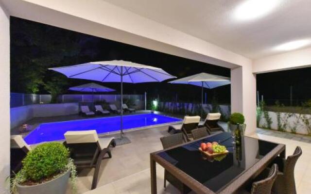 Crowonder Harbor Villa