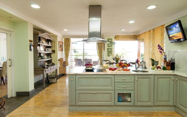 Superb Villa In Sonnenland For 12 Pers
