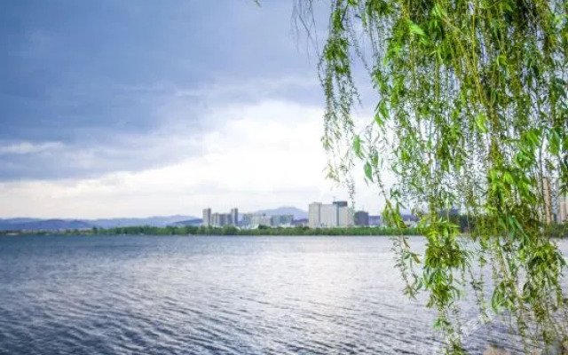 Linghai Holiday Hotel