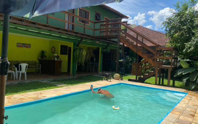 Casa de mãe aconchegante com piscina próximo à praia