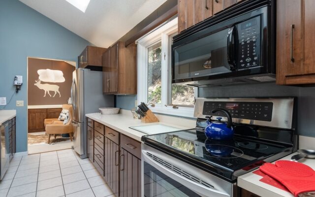 Cedar Upper Luxury Vacation  At Windcliff 3 Bedroom Home by RedAwning