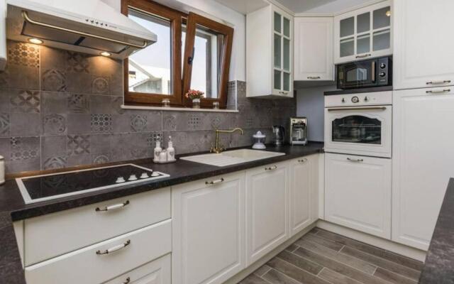 Lux stone house with pool, jacuzzi, sauna near beach