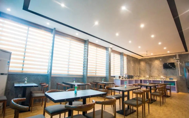 Chonpines Hotel (Shenzhen Gongming Honghuashan Metro Station)