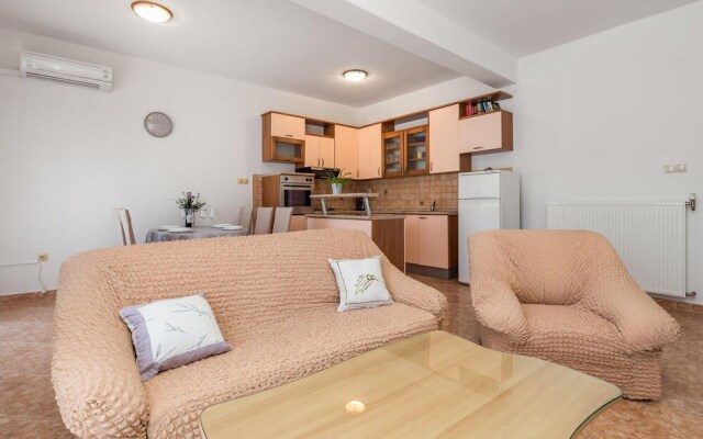 Stunning Apartment in Lopar With Wifi and 2 Bedrooms