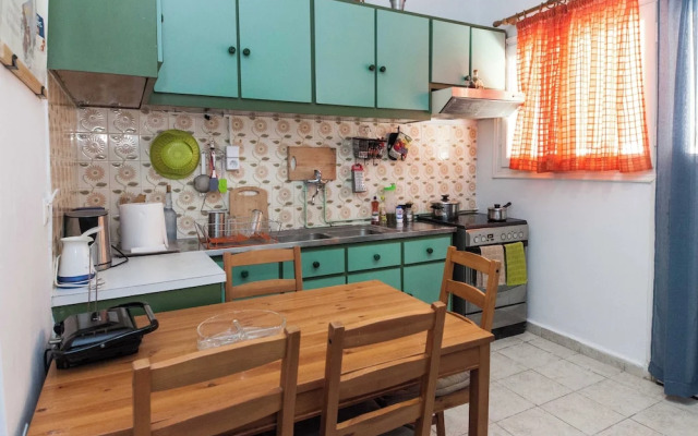 Spacious 2 Bd Pireas Apt w Cozy Balcony