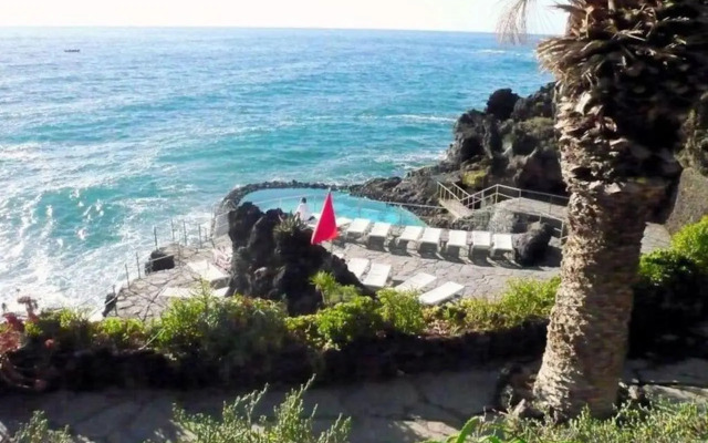 Bright spacious apartment, 2 min walk from beach